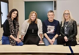 Pilar Moraleda, Mar Fernández, Pedro Javier Rodríguez y Gloria Calleja, en un aula de la Universidad de Valladolid, donde estudian Filosofía o Historia y Ciencias de la Música.