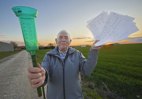 Enrique Arranz con el pluviómetro y sus notas.