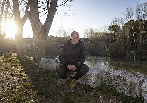 Gustavo Pedraza, a escasos metros de su vivienda en Viana, contempla el estado del Cega.