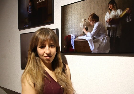 Patricia García Herrero junto a la fotografía en la que aparece su madre y su hermana
