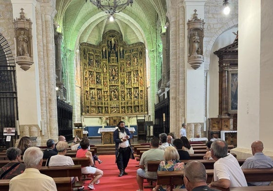 Ruta teatralizada por Dueñas, con parada en la Iglesia de Santa María.