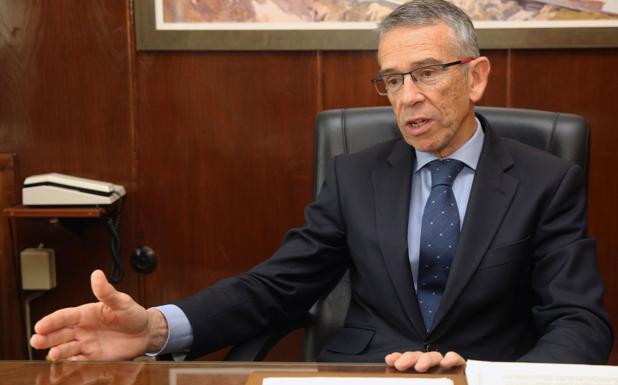 El magistrado atiende la entrevista a El Norte de Castilla en su despacho.