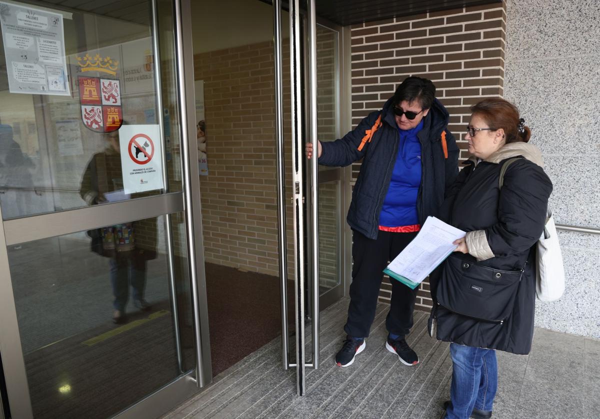 Arancha Solar (derecha) y Julia Serrano abren la puerta del consultorio de La Cistérniga.