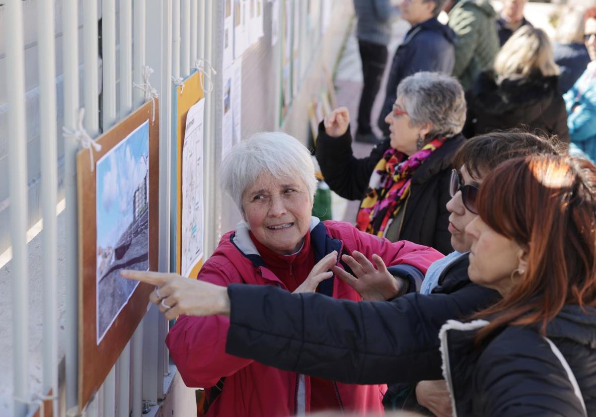Los vecinos del barrio observan las propuestas para la prolongación de la calle Seo.