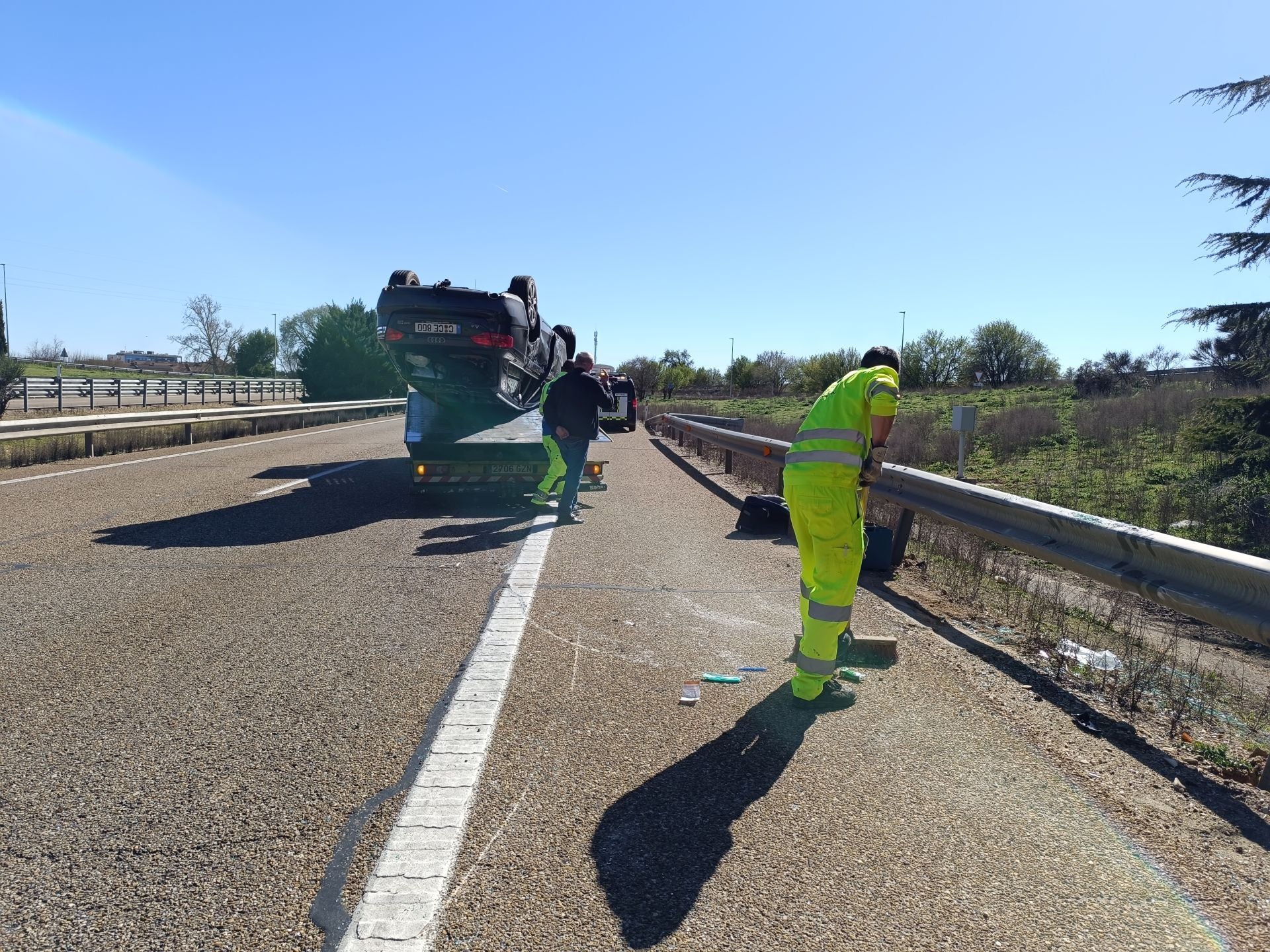 El accidente entre un vehículo y una embarcación en la A-62, en imágenes
