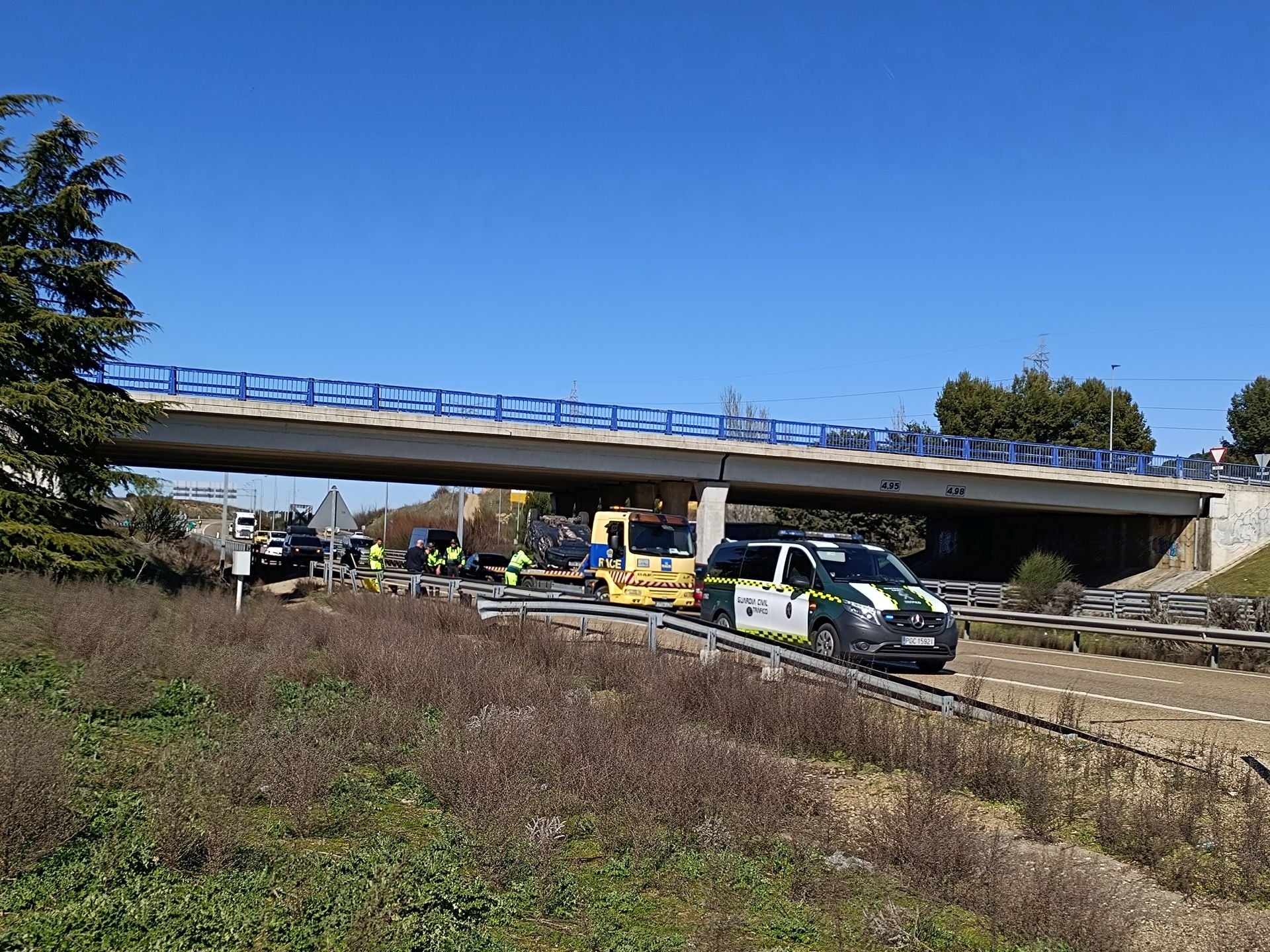 El accidente entre un vehículo y una embarcación en la A-62, en imágenes