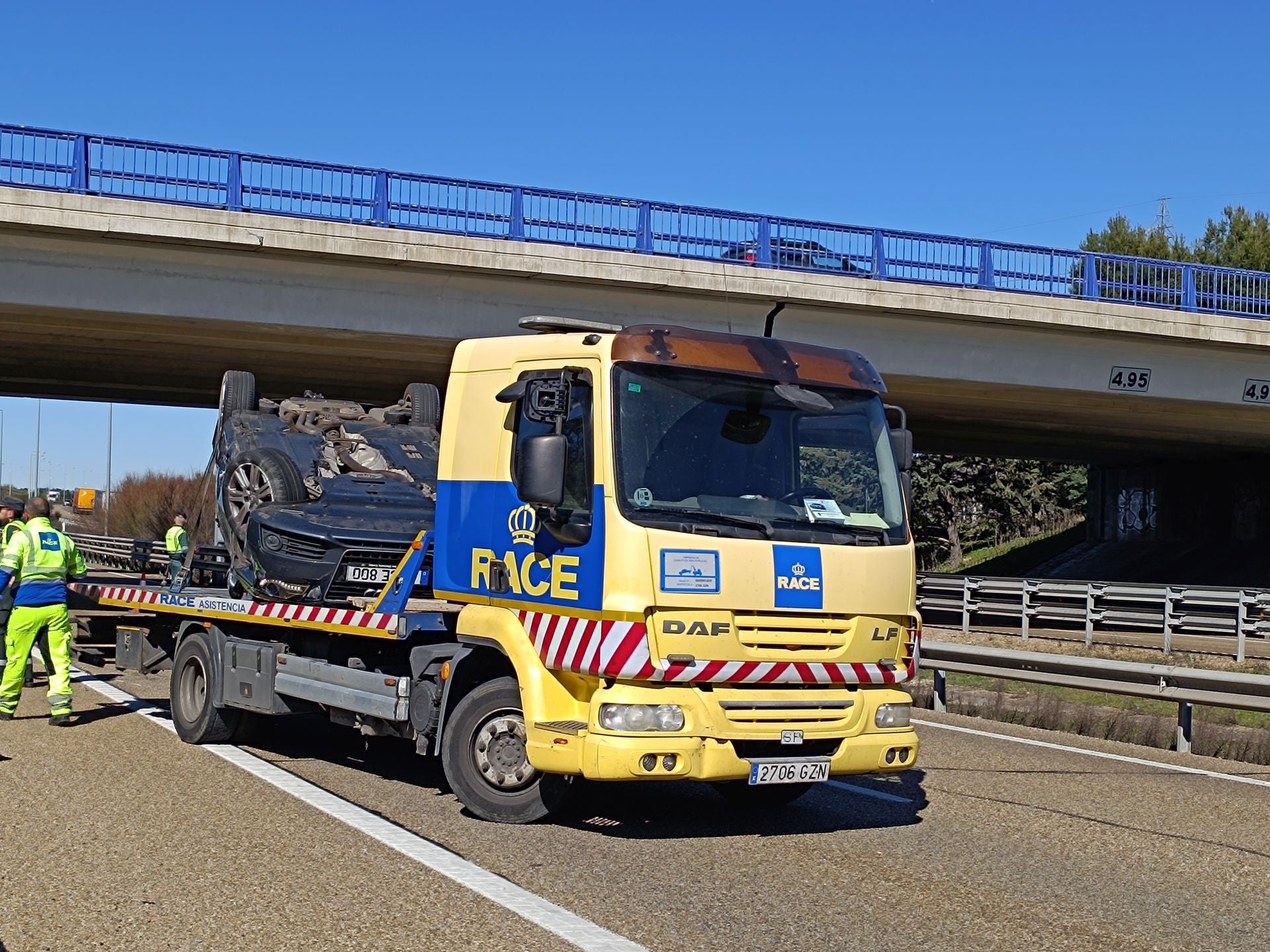 El accidente entre un vehículo y una embarcación en la A-62, en imágenes