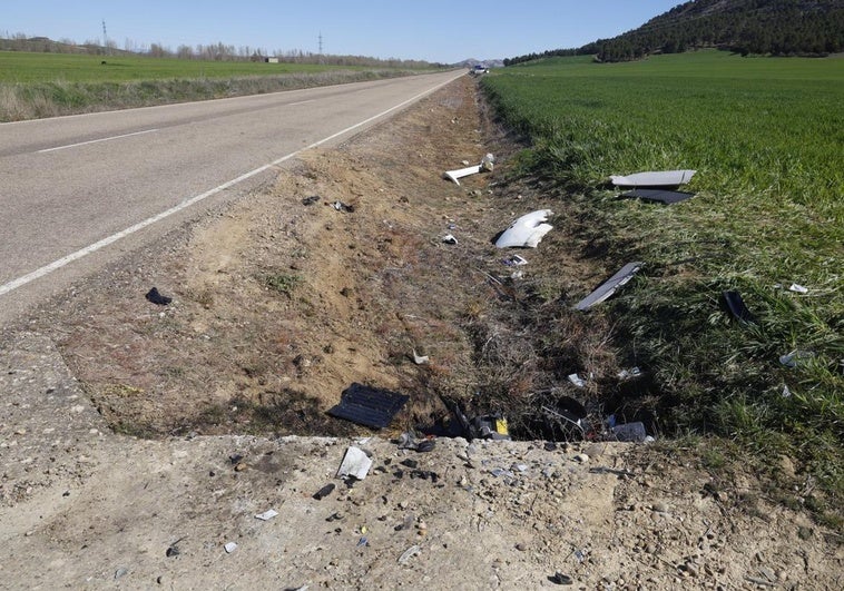 Lugar del choque, en el paso salvacunetas del carril contrario al que circulaba el coche siniestrado en Astudillo.