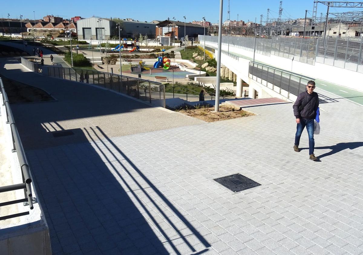 Imagen principal - Nuevos espacios urbanizados entre los túneles peatonales de Labradores y Panaderos.