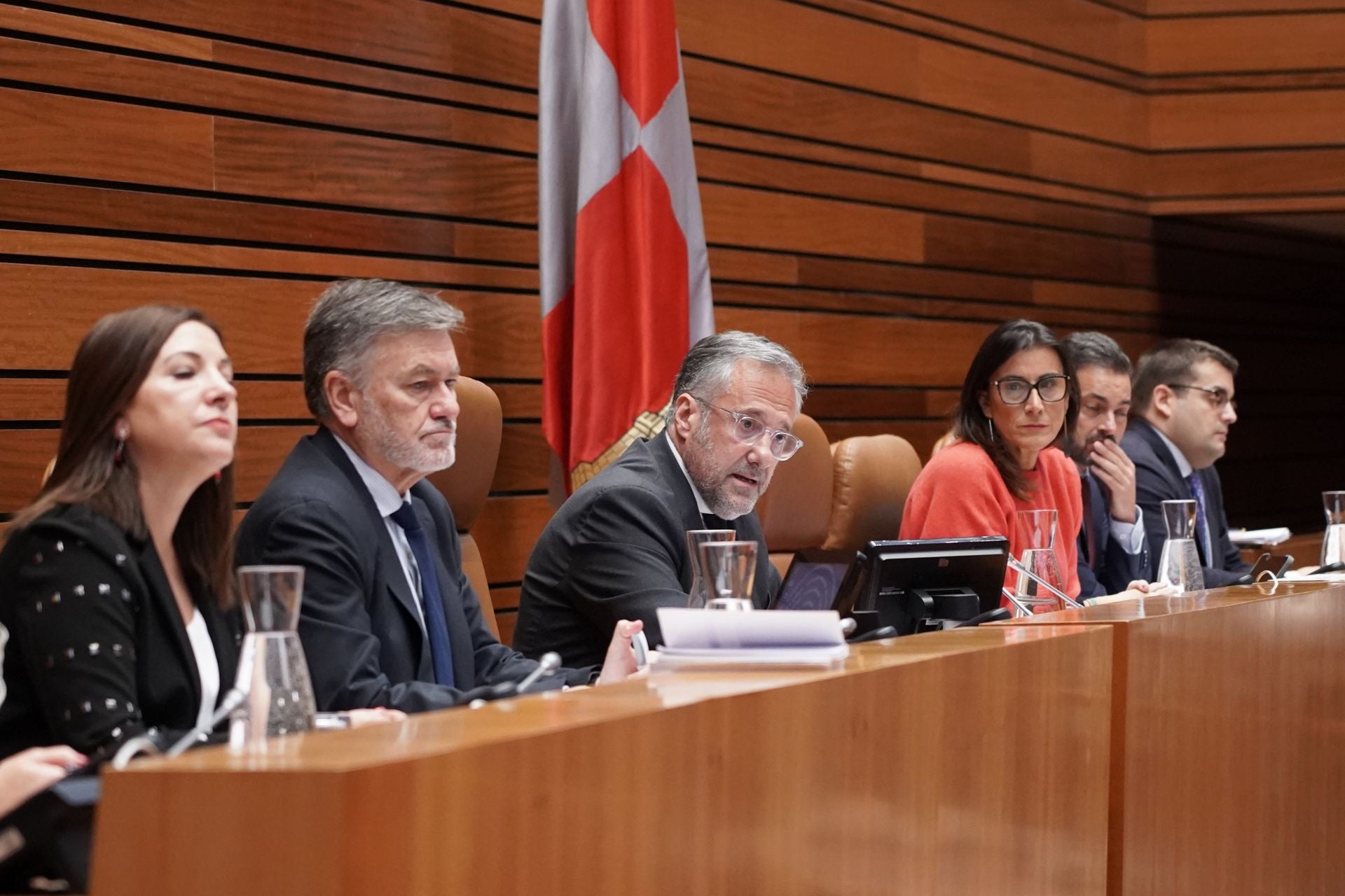 Esta imagen de la Mesa de las Cortes en esta legislatura tiene los días contados. Del órgano serán reemplazados los socialistas Ana Sánchez y Diego Moreno.