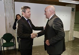 José Antonio Santano y Jesús Julio Carnero se saludan antes de la última reunión del Consejo de Administración de la sociedad Valladolid Alta Velocidad.