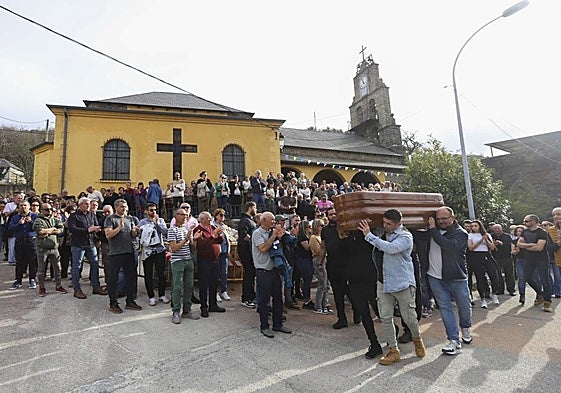 Amigos y familiares despiden a David Álvarez, uno de los mineros fallecidos, este martes en Torre del Bierzo.