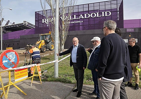 El alcalde de Valladolid, Jesús Julio Carnero (centro), en su visita de este martes a las obras en marcha en el estadio José Zorrilla.