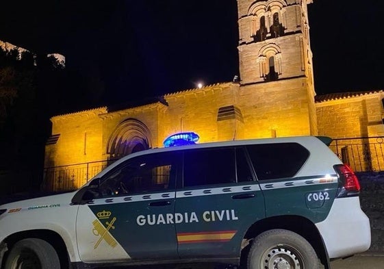La Guardia Civil, bajo la ermita de Santa Cecilia de Aguilar.