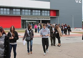 Padres y alumnos salen de uno de los edificios de la Universidad Europea Miguel de Cervantes (UEMC).