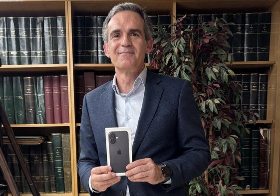 Luis Manuel Gutiérrez con su iPhone 16 en la hemeroteca de El Norte de Castilla.