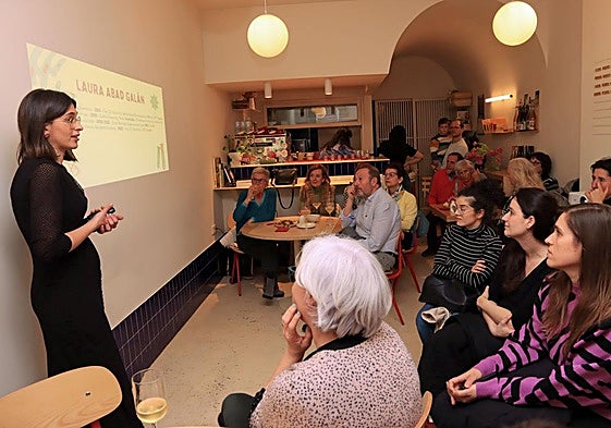 Laura Abad, química segoviana, se dirigie a los asistentes a su charla.