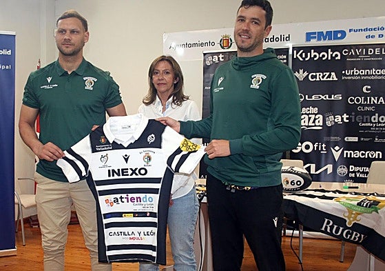 Christian Rust, nuevo jugador del Chami, y Álvaro Gorostiza muestran la nueva camiseta de El Salvador junto a María Morán.