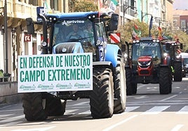 Los tractores llegados de Extremadura recorren Valladolid.