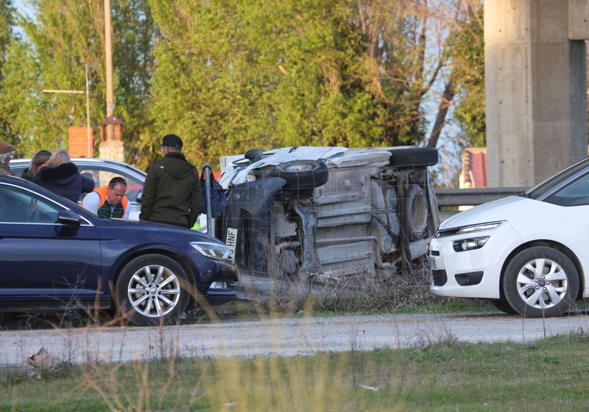 El vehículo industrial volcado en el accidente.
