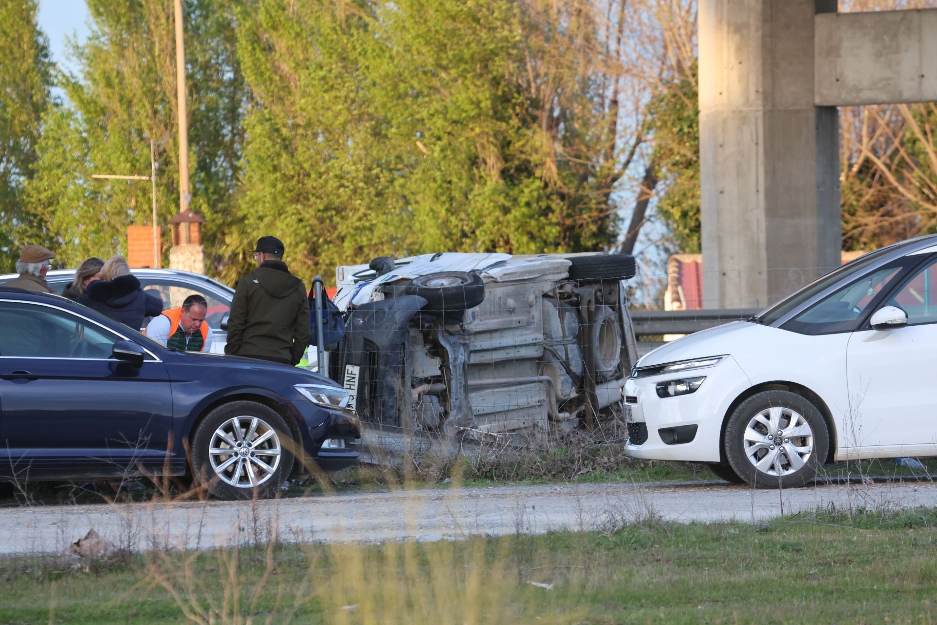 Las imágenes de accidente entre un camión, una furgoneta y un turismo en la A-6 a la altura de Medina del Campo