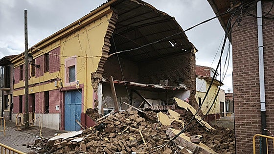 El derrumbe de una casa en Mansilla de las Mulas, en imágenes