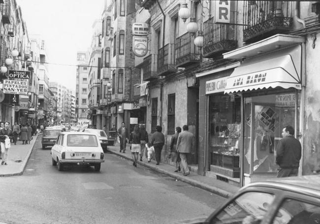 La calle Mantería, antes de su peatonalización.
