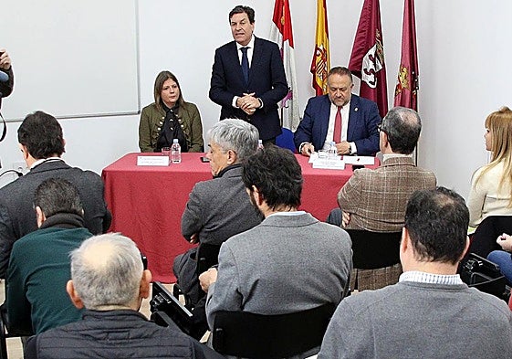 El consejero de Economía y Hacienda, Carlos Fernández Carriedo, durante la presentación del Programa de Fomento de Tierra de Campos en la localidad de Sahagún.