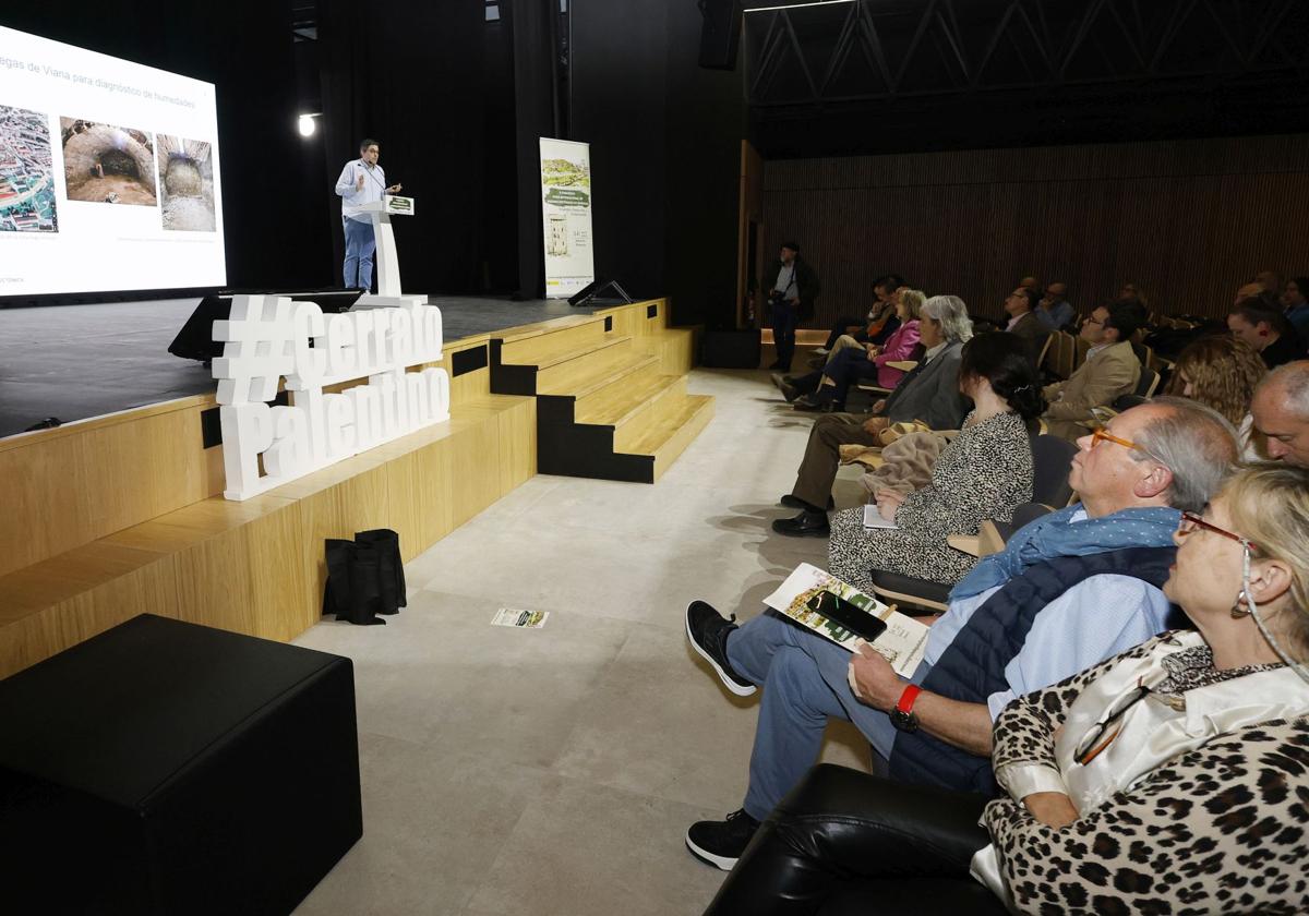 El público atiende las explicaciones del ingeniero Luis Javier Sánchez, coordinador del proyecto de visitas virtuales a las bodegas de Baltanás.