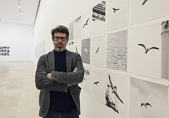 Juan del Junco, con algunas de sus obras en la sala ocho del Museo Patio Herreriano.