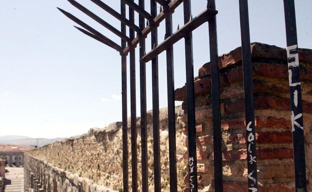 Verja y pinchos en el Postigo del Consuelo para impedir el paso a la parte alta del Acueducto de Segovia.