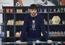 Alejandro Vallecillo, socio fundador de Buenahierba, tienda de productos CBD de la Avenida de Segovia