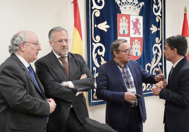 Carlos Pollán y alcalde de Villalar, junto con el presidente del CES autonómico y el director de la Fundación Castilla y León, a finales de marzo.