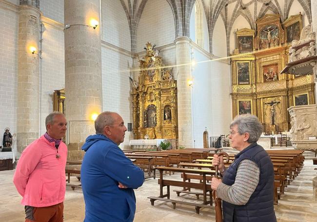 La presidenta de ACASSE Mota XXI, Gloria Hernández, muestra a los peregrinos la iglesia de San Martín