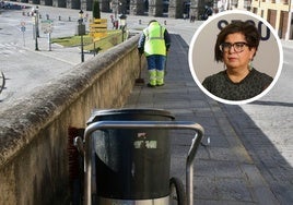 Un trabajador del servicio de limpieza de Segovia y la portavoz del PP, Rosalía Serrano.