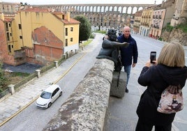 Un hombre se fotografía junto al Diablillo.