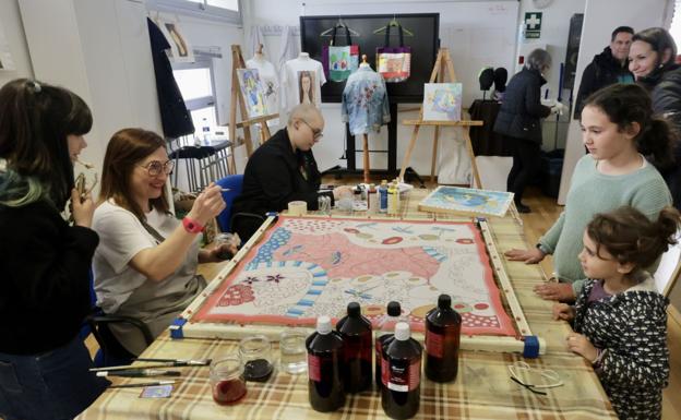 Eva Gutiérrez muestra su técnica de pintado en tejidos de seda.