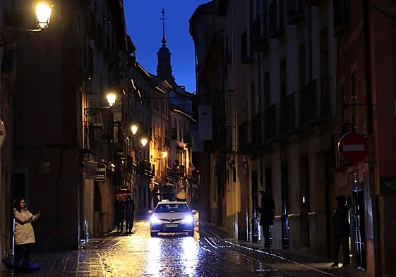 Farolas en una calle del recinto amurallado de Segovia.