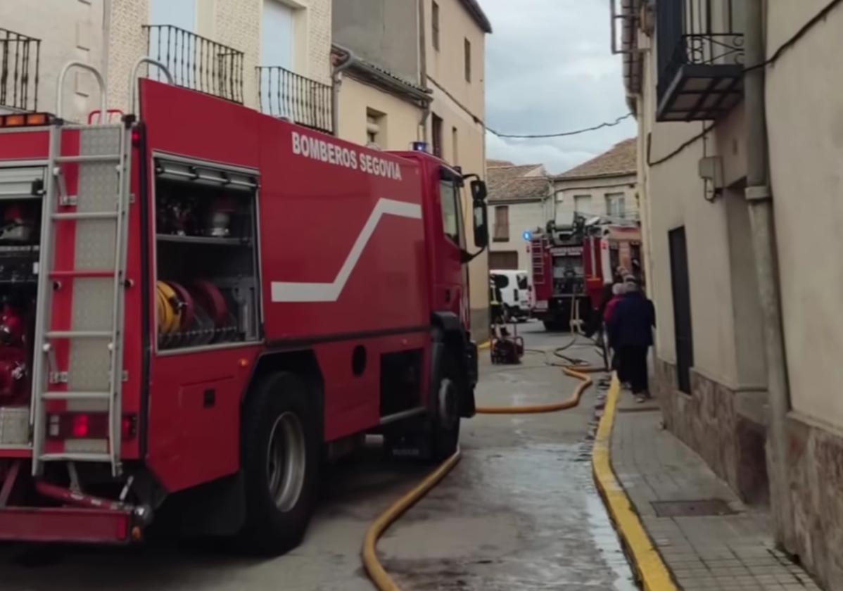 Extinguido el incendio originado por una chimenea en una vivienda de Bernardos