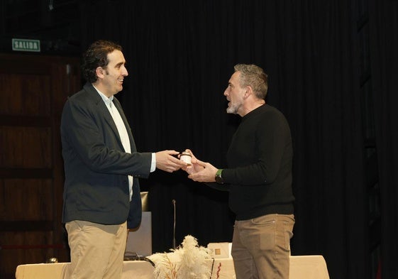 Agúndez, coordinador de la idea, entrega un palomar de cerámica como galardón a personas y entidades comprometidas con Tierra de Campos