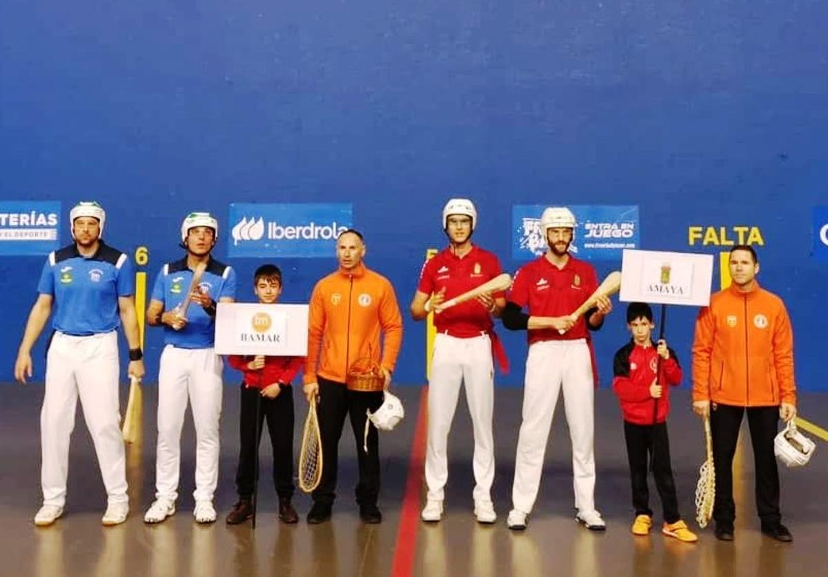 Equipo de pala corta del C.D. Puertas Bamar (azul) antes de su partido de semifinal ante el C.P. Amaya.