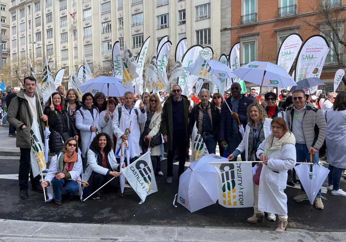 «Somos médicos, no esclavos», facultativos de Castilla y León se unen a la protesta en Madrid