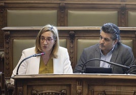 Los concejales de VTLP, Rocío Anguita y Jonathan Racionero, durante un pleno del Ayuntamiento.