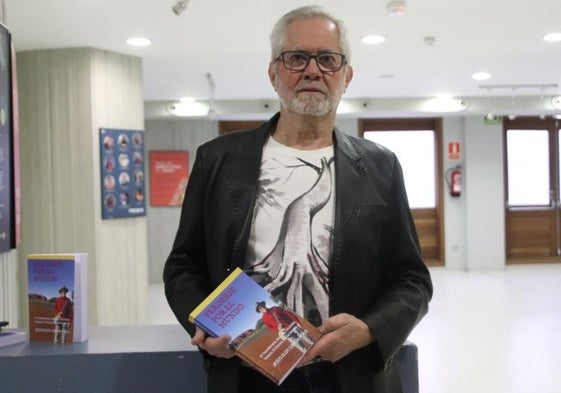 El viajero cuellarano Jesús Eloy García, con su libro.