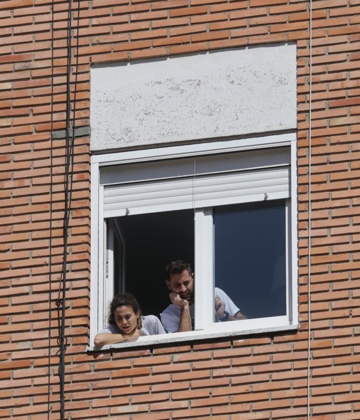 Imagen secundaria 2 - Bomberos que acudieron al aviso del incendio y vecinos que siguen la intervención.