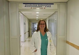 La doctora Miriam Prieto, en los pasillos del área de UCI.