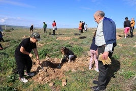 Varias personas participan en la plantación popular de árboles en el Peñigoso.
