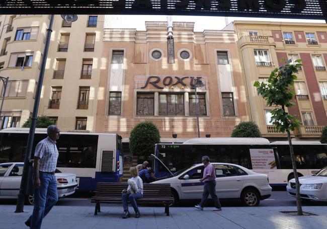 Fachada de los cines Roxy en la calle de Maria de Molina.