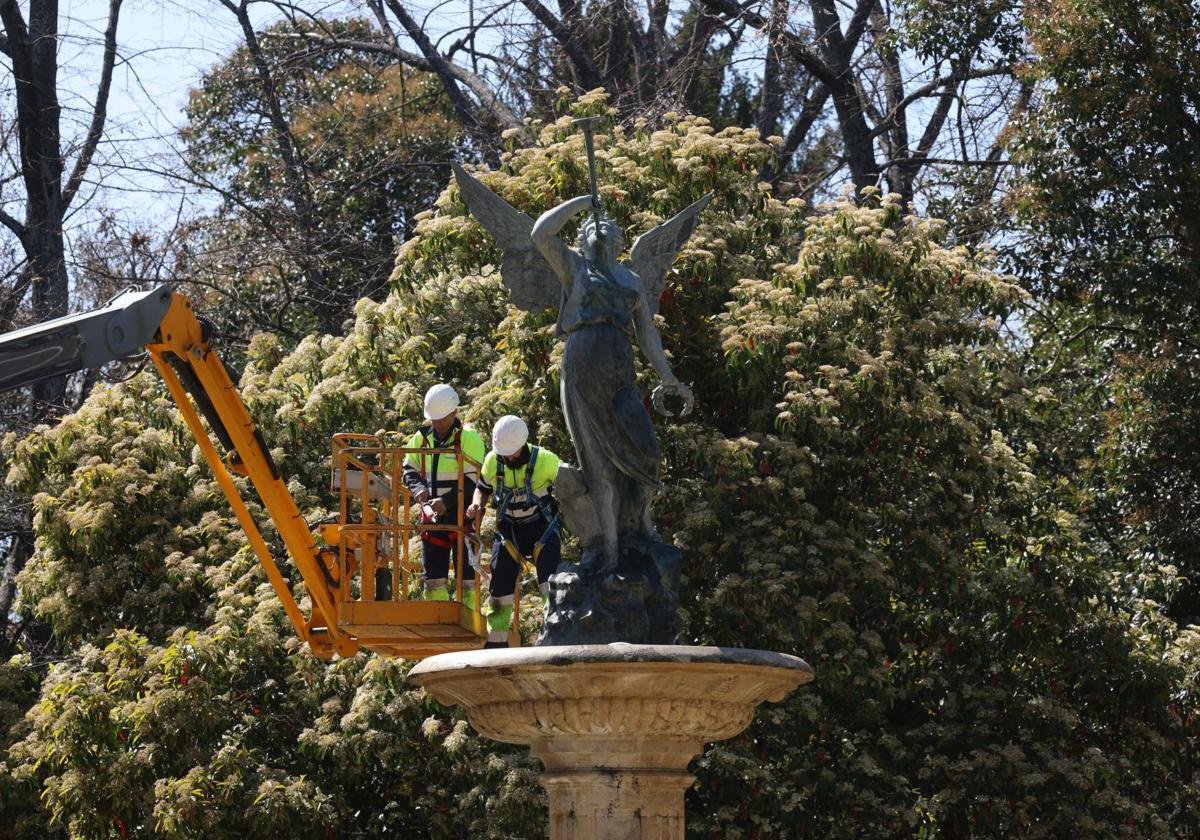 Los operarios trabajan en la reparación de la Fuente de la Fama del Campo Grande.