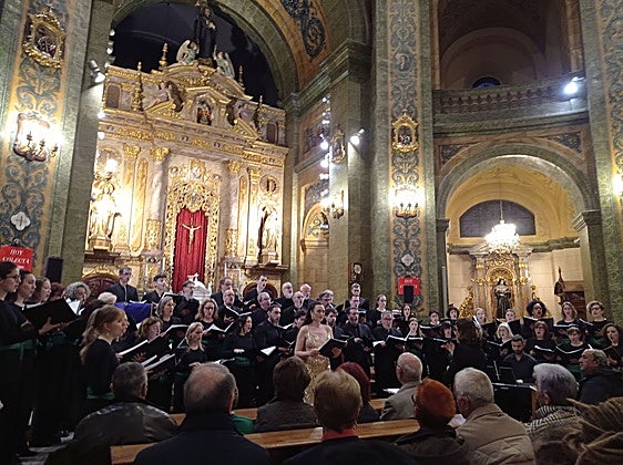 Coral Ágora durante el concierto en la iglesia de los Agustinos Filipinos.